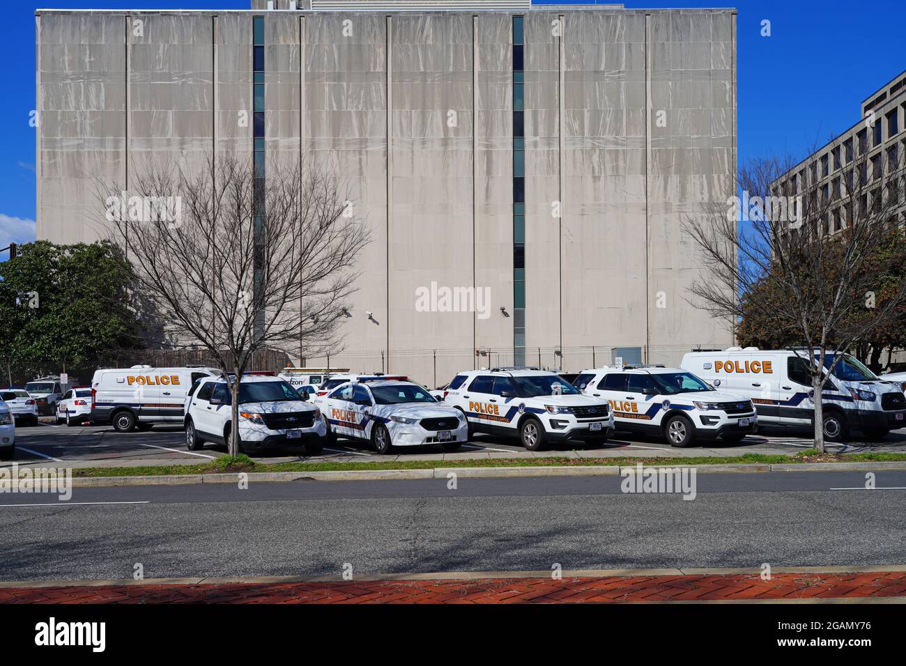 WASHINGTON, DC -2 Apr 2021- Vista delle auto della polizia del Campidoglio degli Stati Uniti vicino all'edificio del Campidoglio degli Stati Uniti, sede del Congresso degli Stati Uniti. Foto Stock