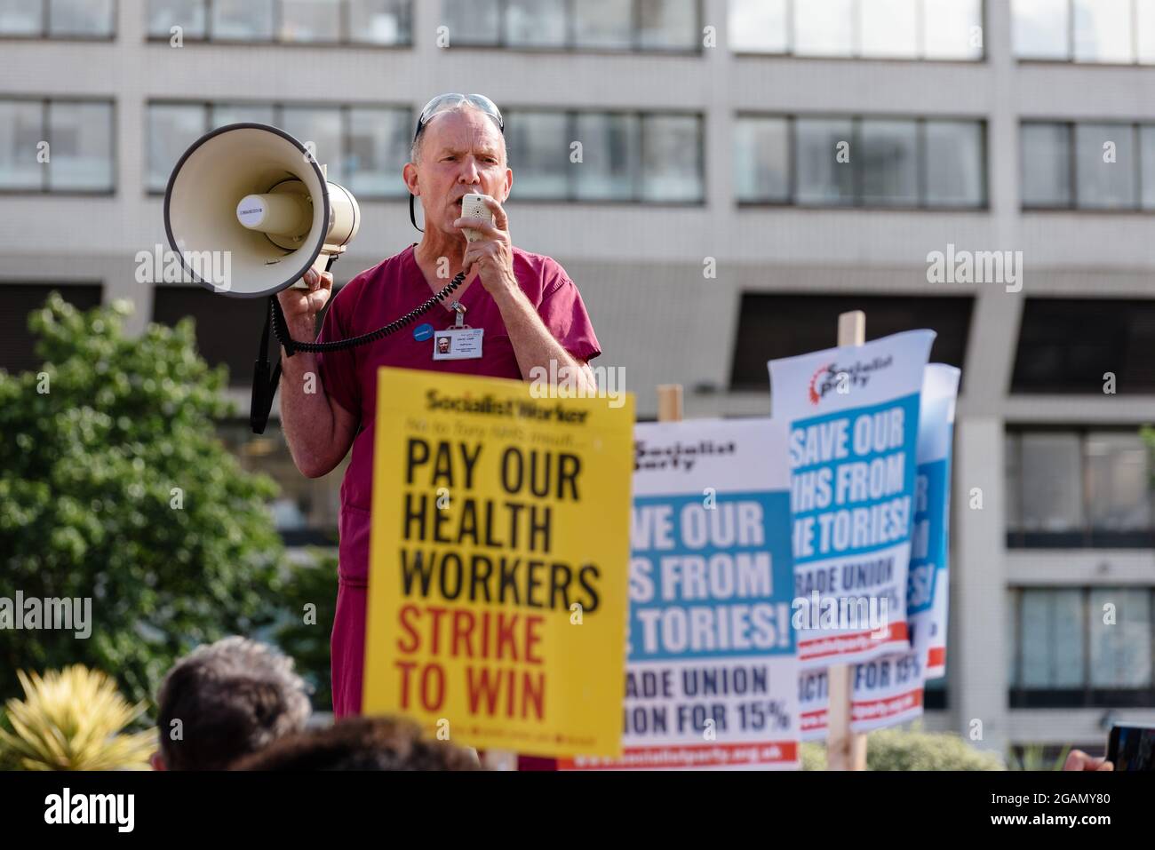 Londra, Regno Unito. 30 luglio 2021. Lavoratori NHS marcia da St Thoma's Hospital a Downing Street contro il 3% di aumento salariale dal governo. Foto Stock