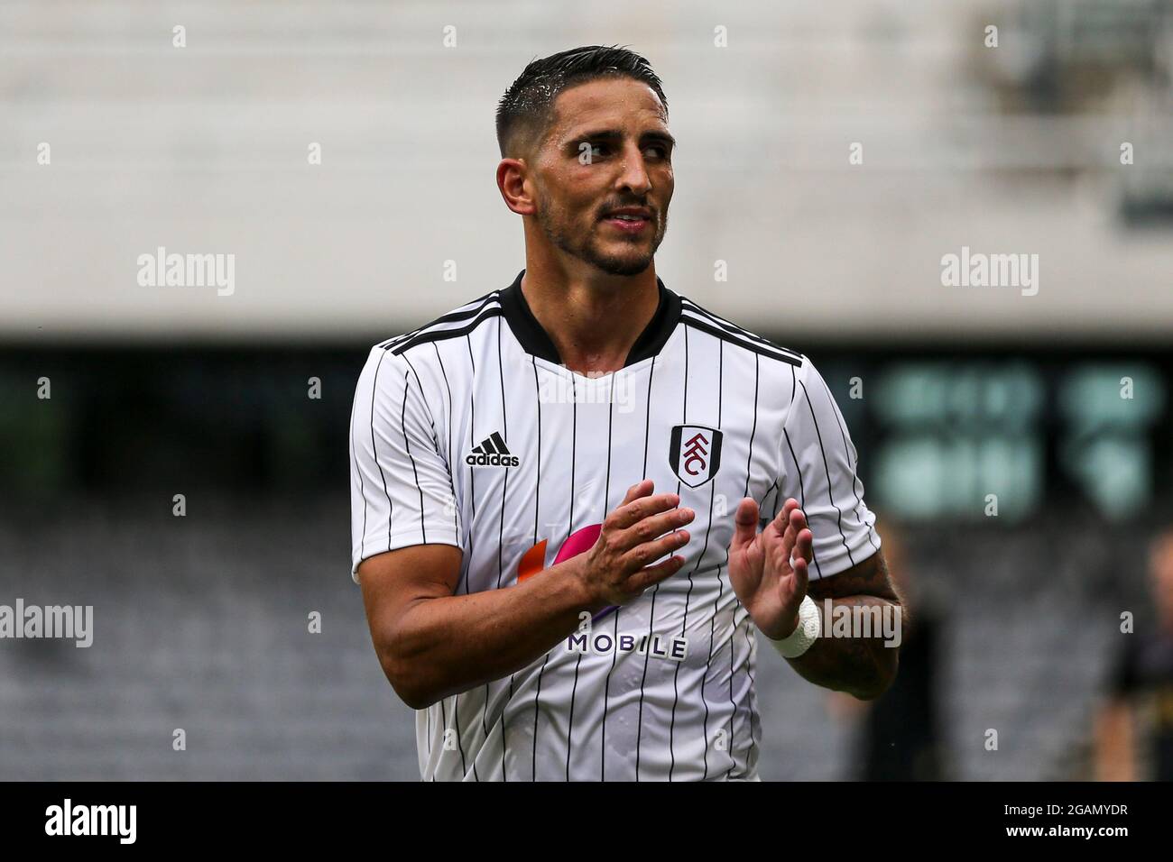 LONDRA, REGNO UNITO. 31 LUGLIO Anthony Knockaert di Fulham aggrappa i fan che ritornano durante la partita pre-stagione amichevole tra Fulham e Charlton Athletic a Craven Cottage, Londra, sabato 31 luglio 2021. (Credit: Tom West | MI News) Credit: MI News & Sport /Alamy Live News Foto Stock