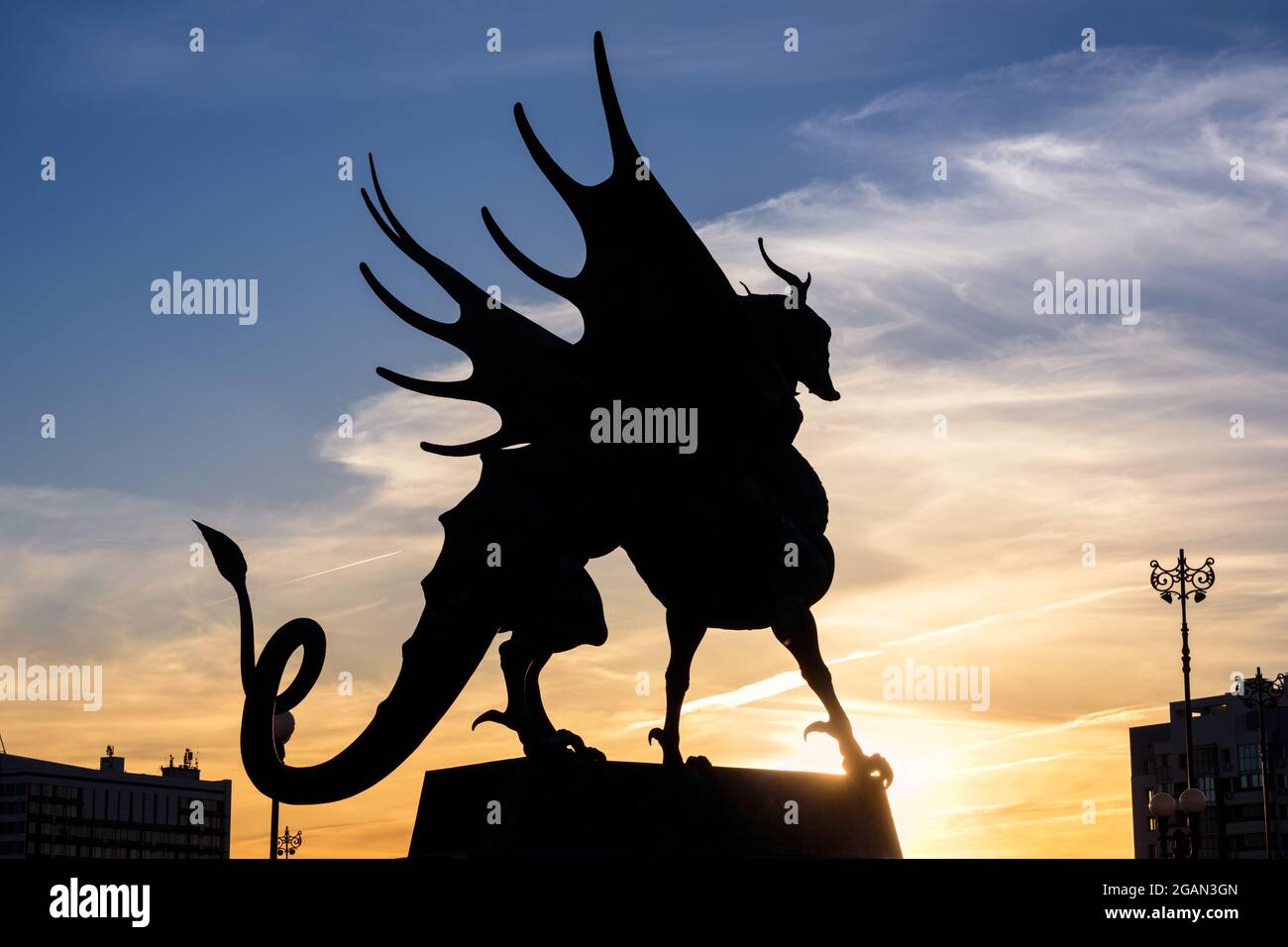Statua del Drago Zilant al palazzo del matrimonio (centro familiare) al tramonto, Kazan, Tatarstan, Russia. Il drago è il simbolo di Kazan, e t Foto Stock