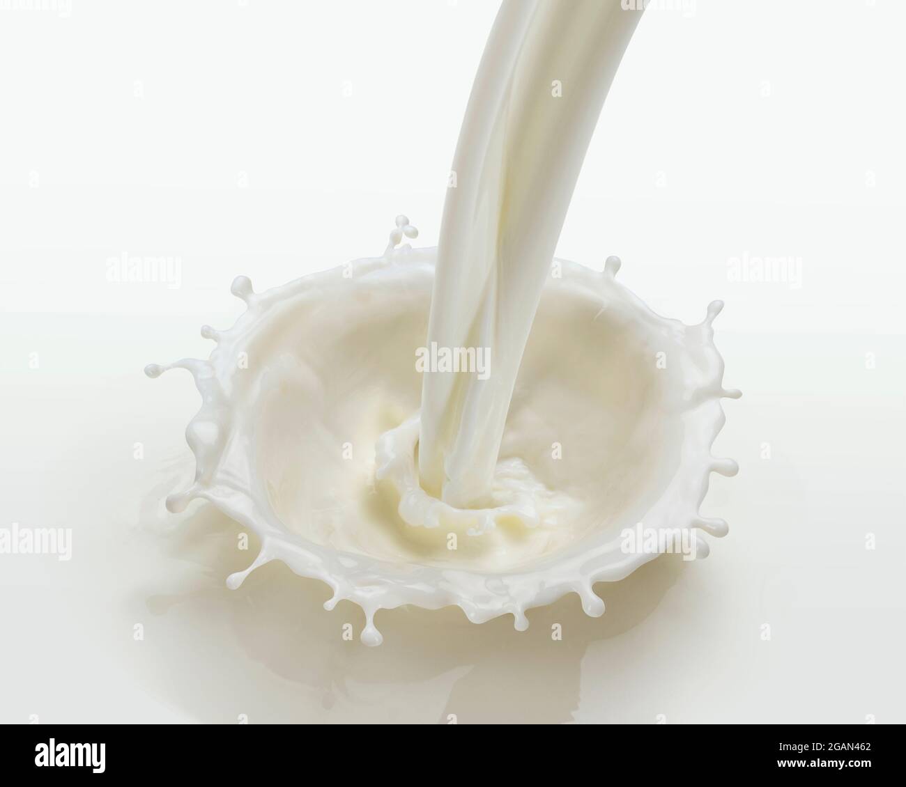 Versare il latte splash isolati su sfondo bianco Foto Stock