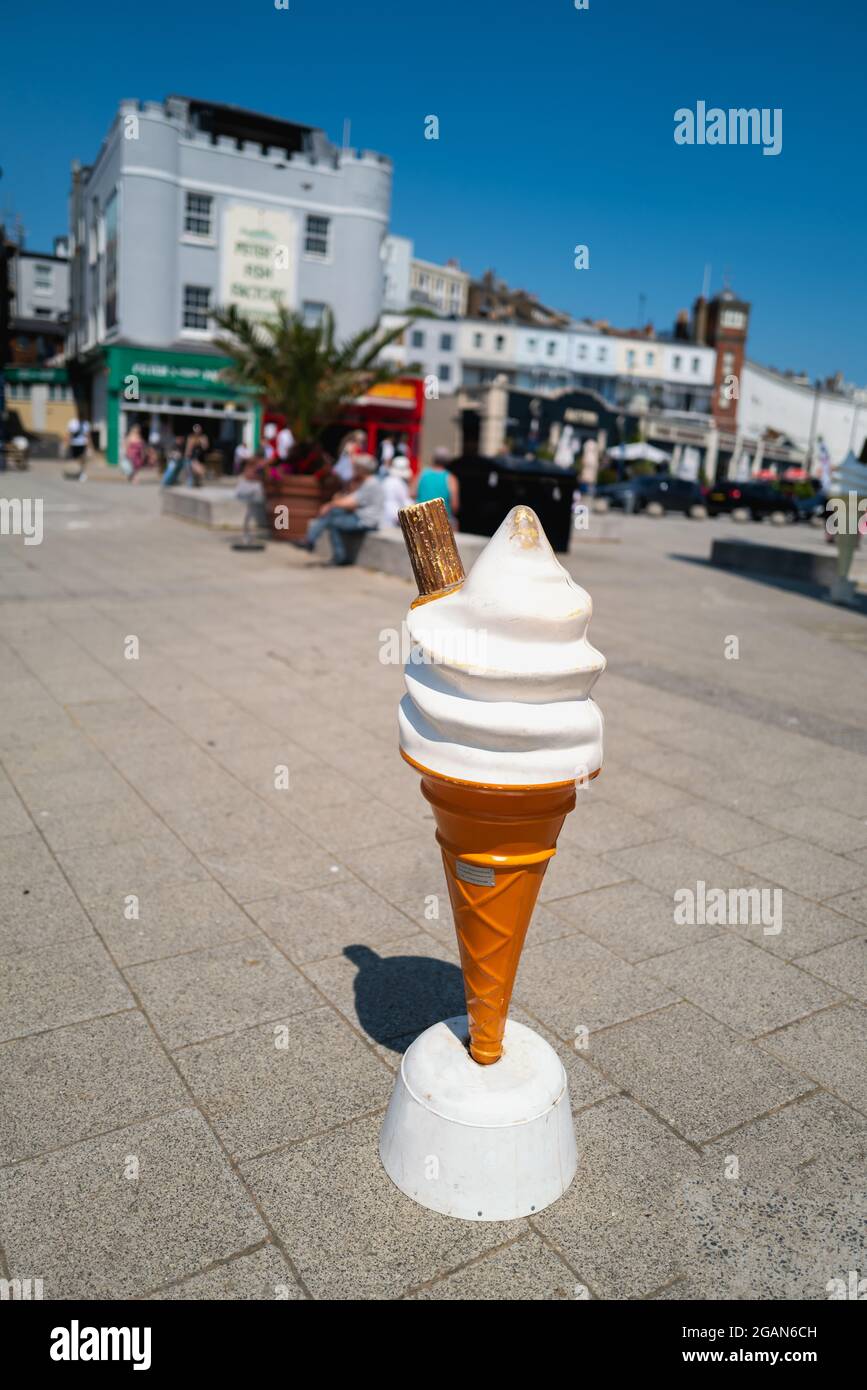 Ramsgate, Regno Unito - Luglio 21 2021 UN modello di gelato in plastica in una zona pedonale di Ramsgate Royal Harbour Foto Stock