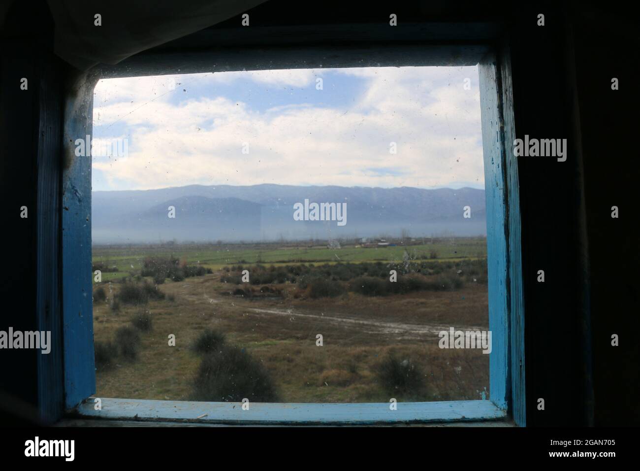 In primavera, dalla finestra di una casa di campagna, ho visto una vista come la vita! La gente del deserto turkmeno è come la vista da questa finestra, semplice Foto Stock