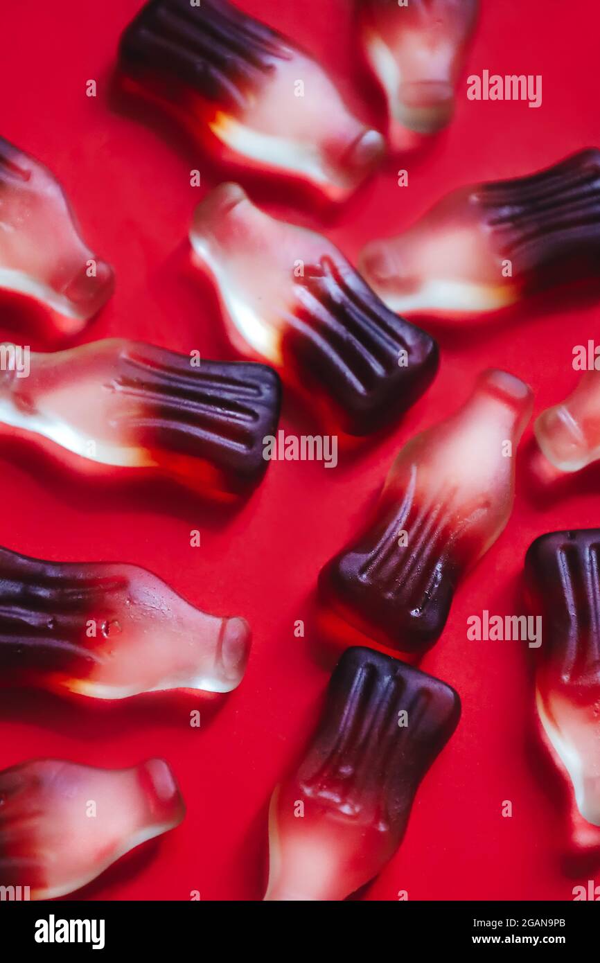 Primo piano caramelle gommose in gelatina macro a forma di bottiglie con sapore di bevanda a base di cola Foto Stock