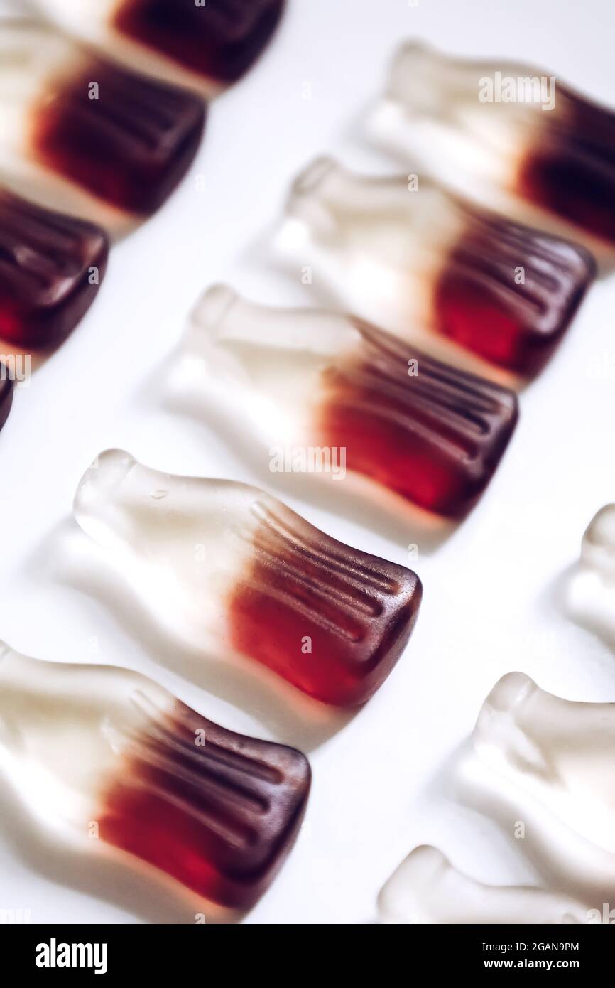 Caramelle con gelatina macro a forma di bottiglia con sapore di bevanda a base di cola Foto Stock