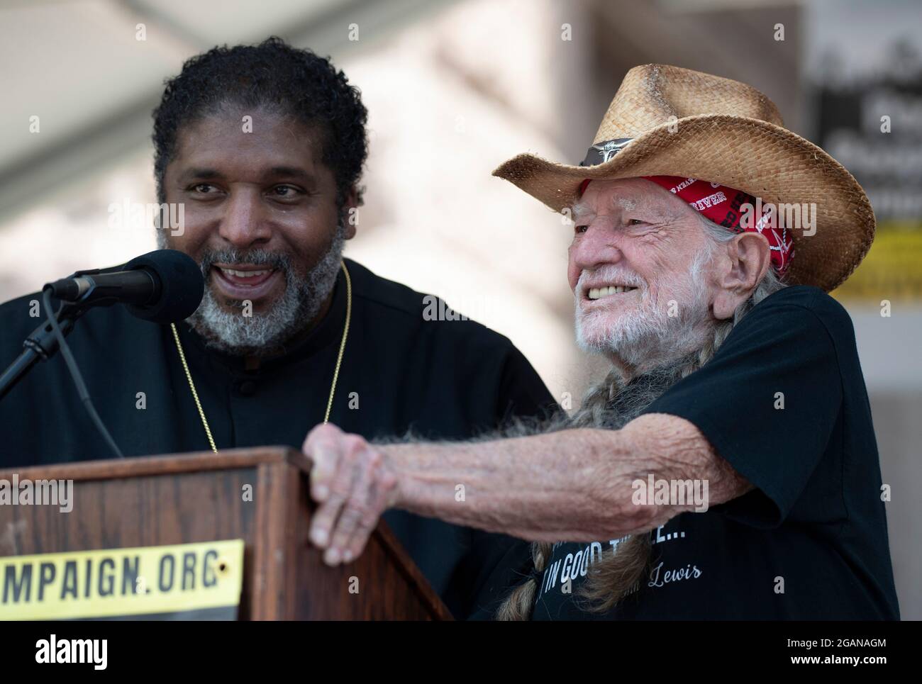 Austin Texas USA, 31 luglio 2021: Il Rev. William Barber (l) e la cantante Willie Nelson condividono un momento sul palco come sostenitori dei diritti di voto rally al Campidoglio del Texas. Decine di oratori hanno criticato gli sforzi repubblicani per modificare le procedure di voto a livello nazionale e in Texas. Circa 3,000 persone sono state trattate con un set di 3 canzoni di Nelson. Credit: Bob Daemmrich/Alamy Live News Foto Stock