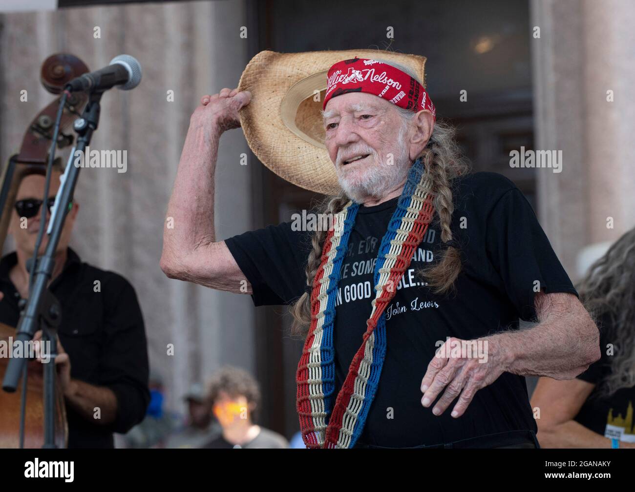 Austin, Texas USA, 31 luglio 2021: Il cantante Willie Nelson parla alla folla dopo aver suonato in un rally di diritti di voto al Campidoglio del Texas. Decine di oratori hanno criticato gli sforzi repubblicani per modificare le procedure di voto a livello nazionale e in Texas. Circa 3,000 persone sono state trattate con un set di 3 canzoni dal leggendario musicista texano. Credit: Bob Daemmrich/Alamy Live News Foto Stock
