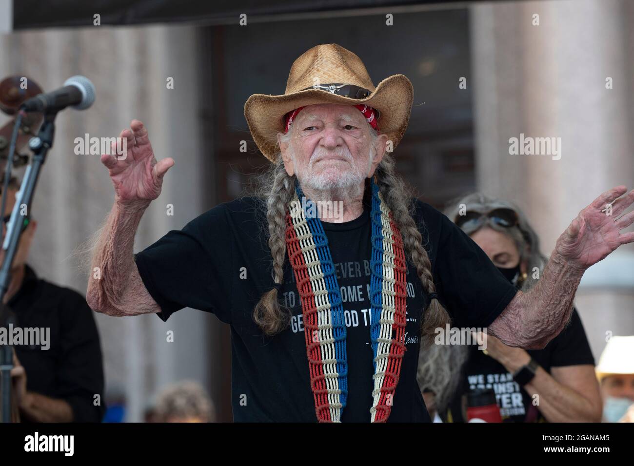 Austin, Texas USA, 31 luglio 2021: Il cantante Willie Nelson parla alla folla dopo aver suonato in un rally di diritti di voto al Campidoglio del Texas. Decine di oratori hanno criticato gli sforzi repubblicani per modificare le procedure di voto a livello nazionale e in Texas. Circa 3,000 persone sono state trattate con un set di 3 canzoni dal leggendario musicista texano. Credit: Bob Daemmrich/Alamy Live News Foto Stock