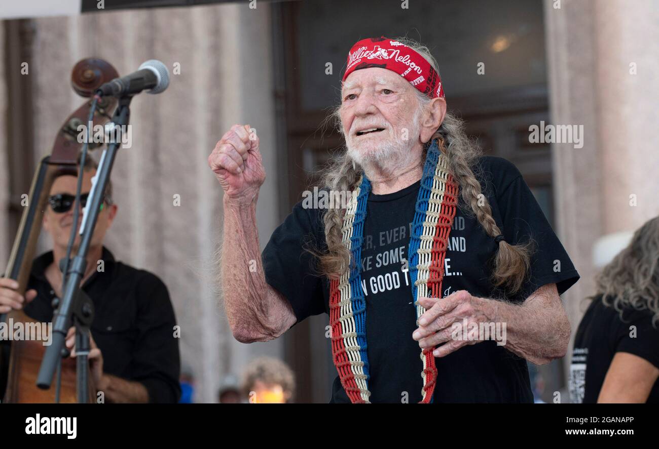Austin, Texas USA, 31 luglio 2021: Il cantante Willie Nelson parla alla folla dopo aver suonato in un rally di diritti di voto al Campidoglio del Texas. Decine di oratori hanno criticato gli sforzi repubblicani per modificare le procedure di voto a livello nazionale e in Texas. Circa 3,000 persone sono state trattate con un set di 3 canzoni dal leggendario musicista texano. Credit: Bob Daemmrich/Alamy Live News Foto Stock