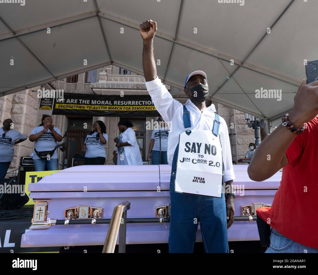 Austin Texas USA, 31 luglio 2021: I sostenitori dei diritti di voto piazzano una bara vuota sui gradini anteriori del Campidoglio del Texas durante un rally in cui decine di oratori hanno criticato gli sforzi repubblicani per modificare le procedure di voto a livello nazionale e in Texas. I palpatori protestavano per ciò che chiamano Jim Crow-era le restrizioni di voto sulle persone di colore. Credit: Bob Daemmrich/Alamy Live News Foto Stock