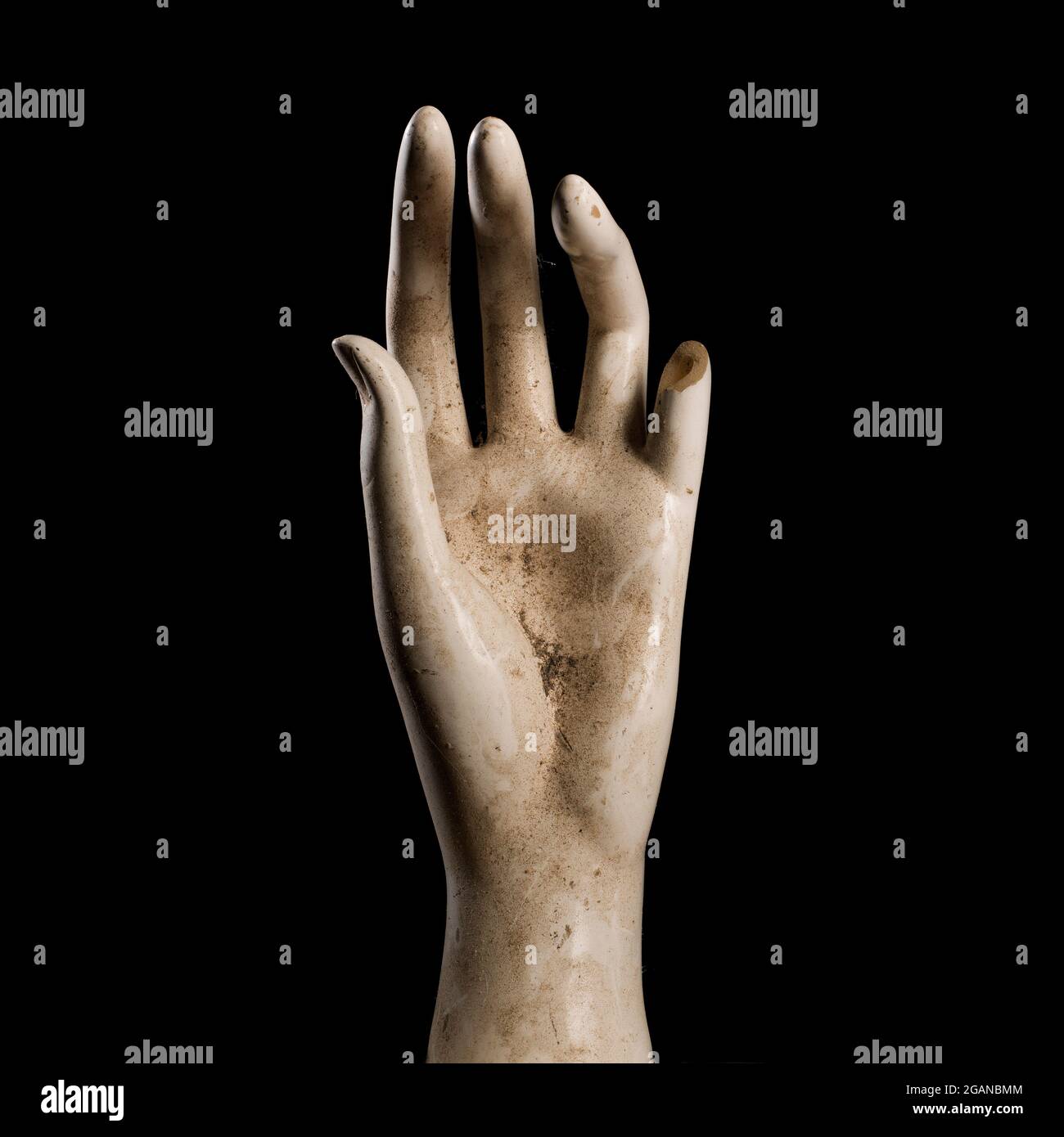 Una mano fittizia per vetrina su sfondo nero Foto Stock