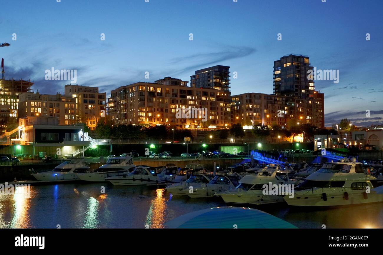 Montreal, Quebec, Canada, 28 luglio 2021.Pleasure barca marina a Montreal Vecchia a Dusk.Mario Beauregard/Alamy News Foto Stock