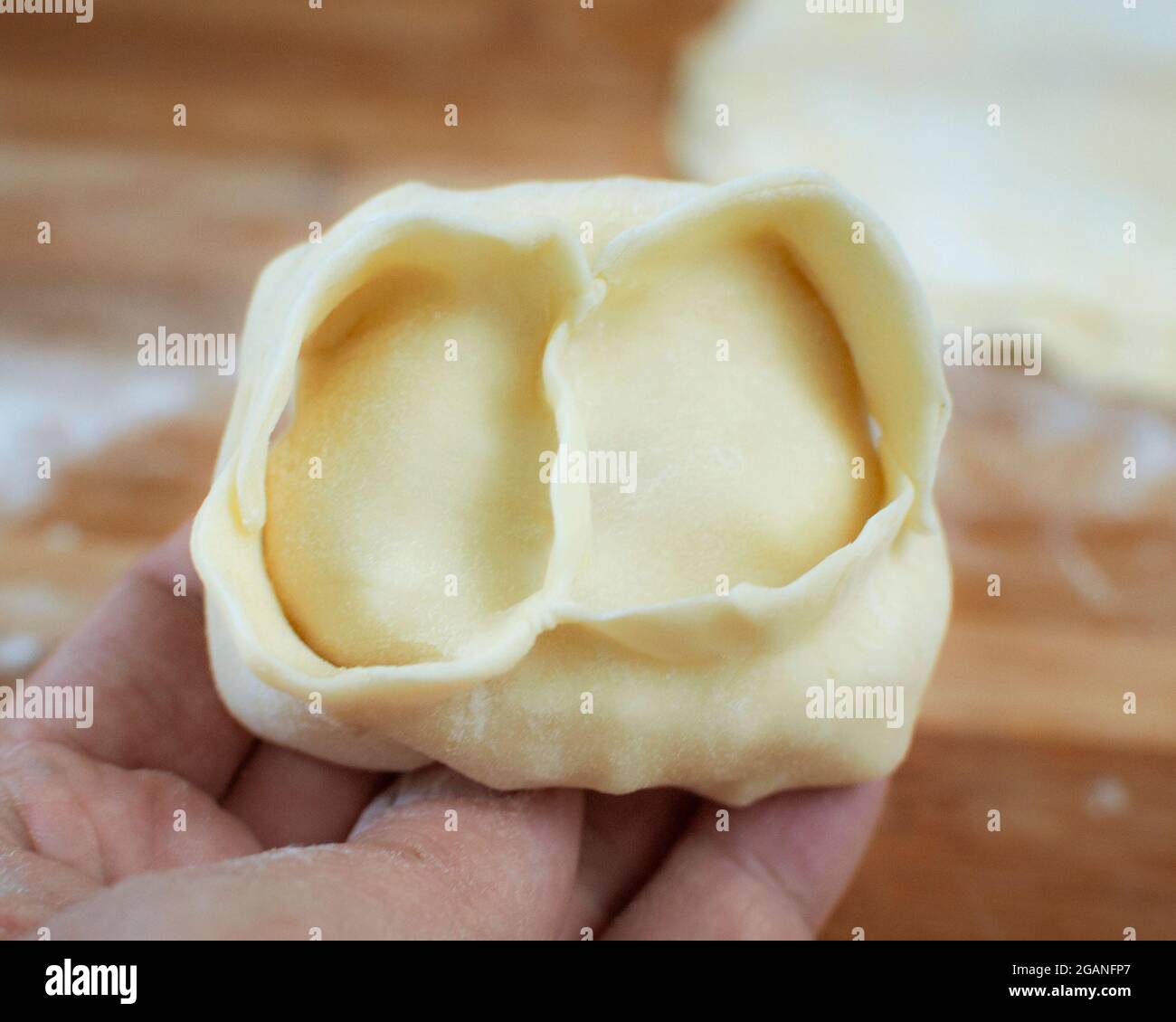 Manty. Vaporizzare il manti con un ripieno di succo. Delizioso pasto dietetico. Gnocchi al vapore. Manty ripieno. Foto Stock