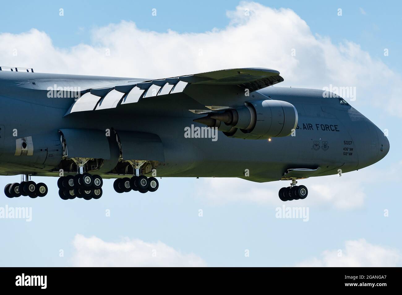 La possente Galassia C-5 di Lockheed della USAF è pronta a sbarcare alla base aerea di Ramstein in Germania. Foto Stock