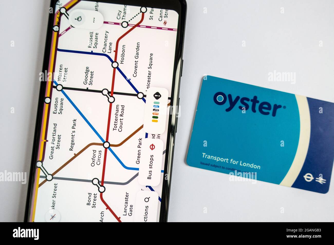 Mappa della metropolitana sullo smartphone e carta Oyster la carta da viaggio Transport for London Foto Stock