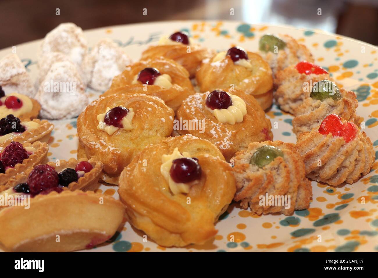 Zeppole di San Giuseppe e biscotti di pasta di mandorle. Dolci tipici dell'Italia meridionale Foto Stock