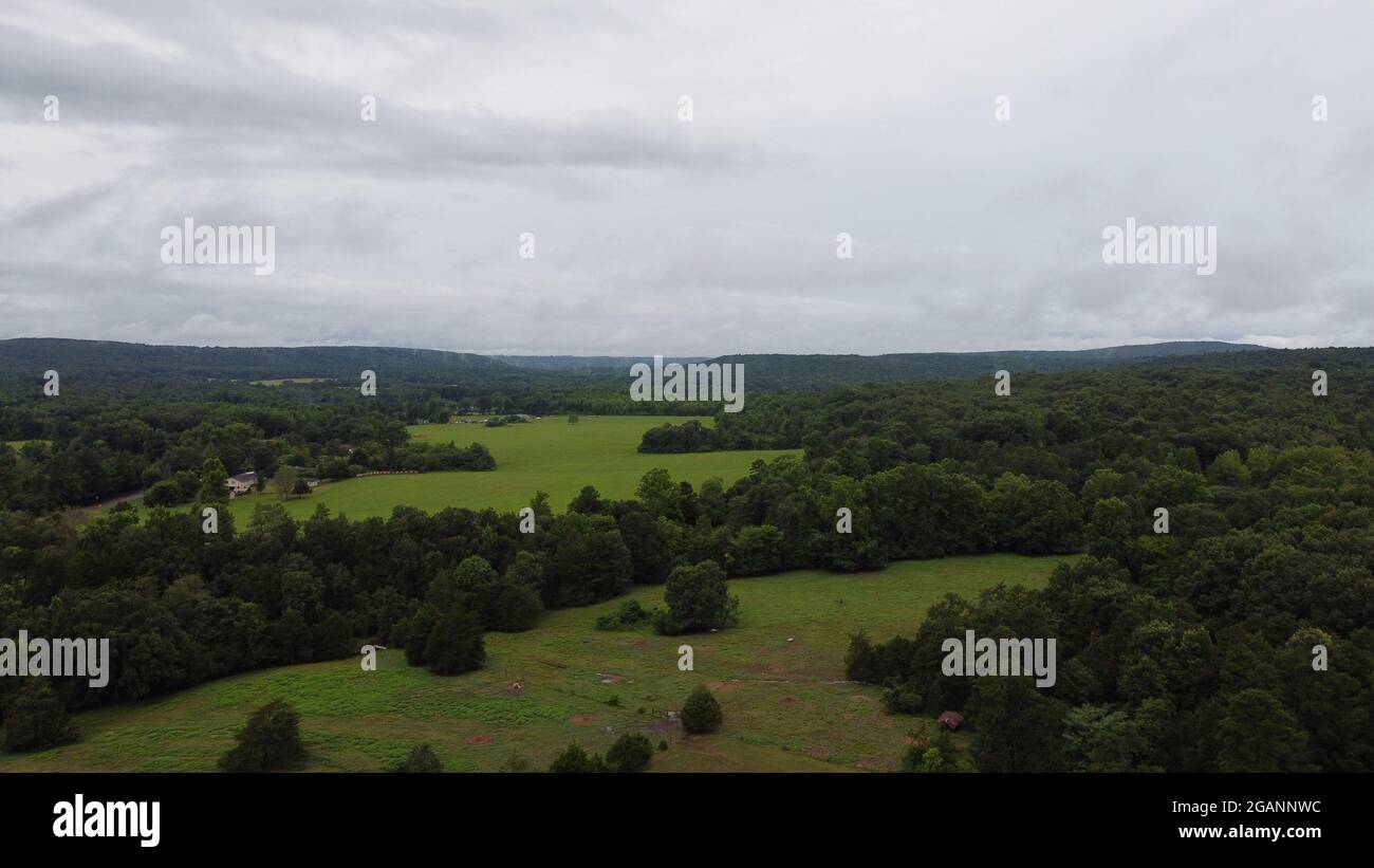 Foresta e terreno agricolo ai piedi delle Ozark Foothills a Pickens, Arkansas. Foto Stock