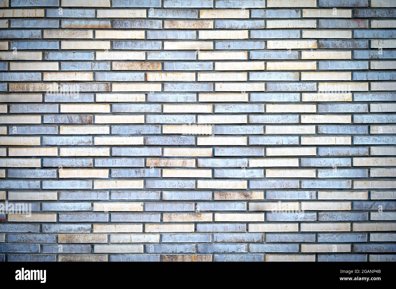 Muro in mattoni d'epoca; mattoni multicolore, fondo testurizzato; superficie urbana Foto Stock