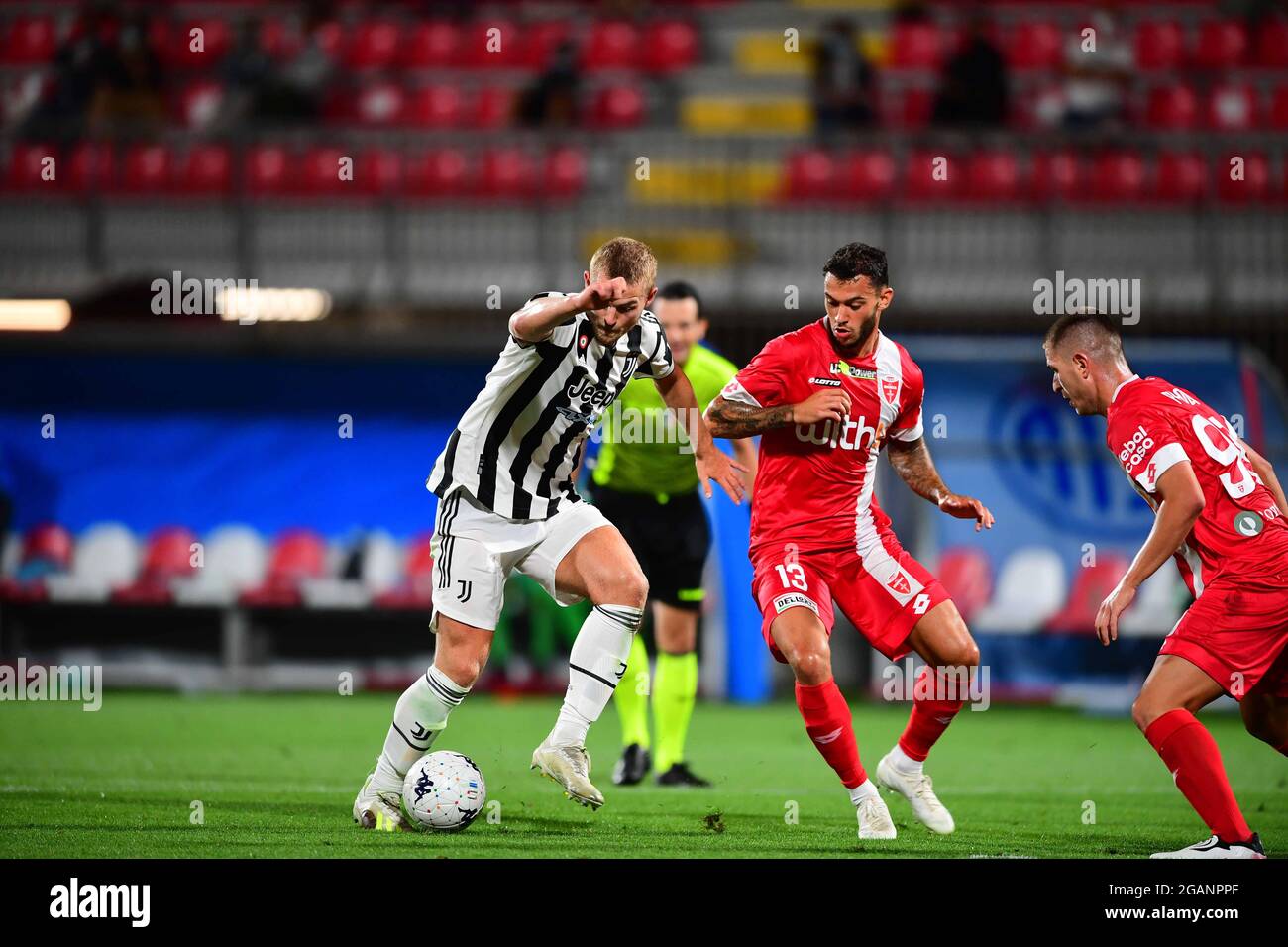 Monza, Italia. 31 luglio 2021. Mathijs De ligt di Juventus Torino e Pedro Pereira di AC Monza battaglia per la palla durante la partita di pre stagione valida per il 25° Trofeo Luigi Berlusconi nello Stadio U-Power di Monza, Monza e Brianza, Italia Credit: Independent Photo Agency/Alamy Live News Foto Stock