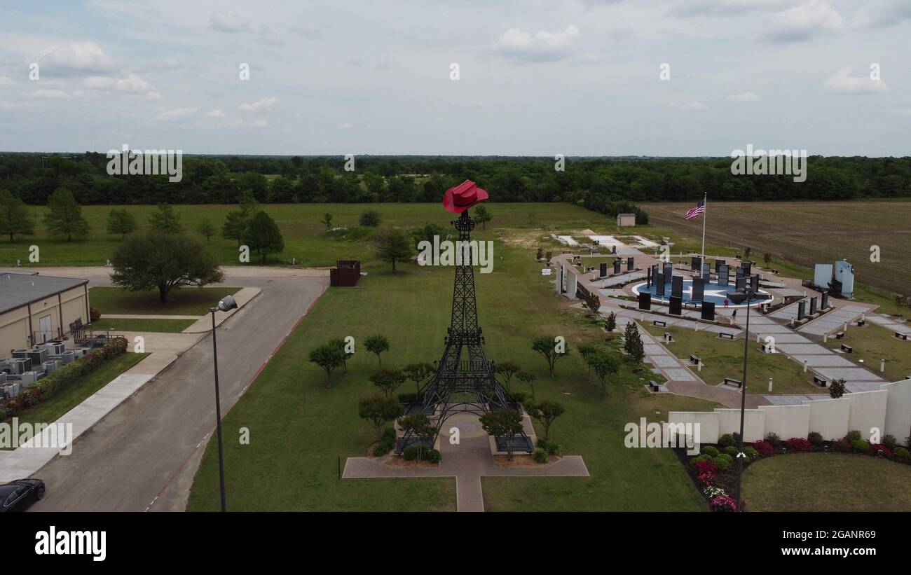 La Torre Eiffel di Parigi, Texas e il River Valley Veterans Memorial in una giornata nuvolosa nel maggio del 2021. Foto Stock