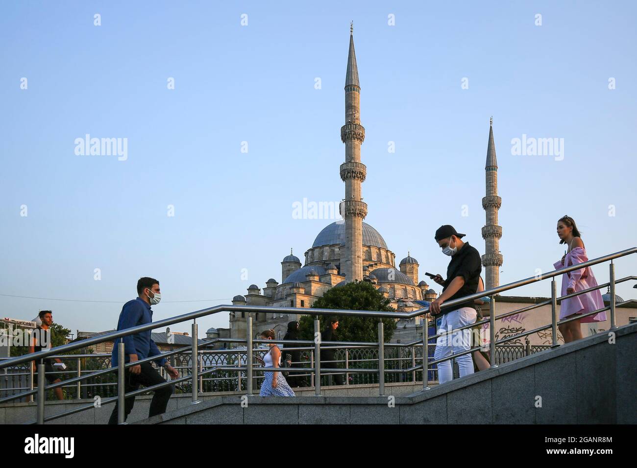 Istanbul, Istanbul, Turchia. 31 luglio 2021. Persone che camminano intorno alla Nuova moschea a Ä°stanbul. Questa moschea fatta dall'impero ottomano. (Immagine di credito: © Serkan Senturk/ZUMA Press Wire) Foto Stock