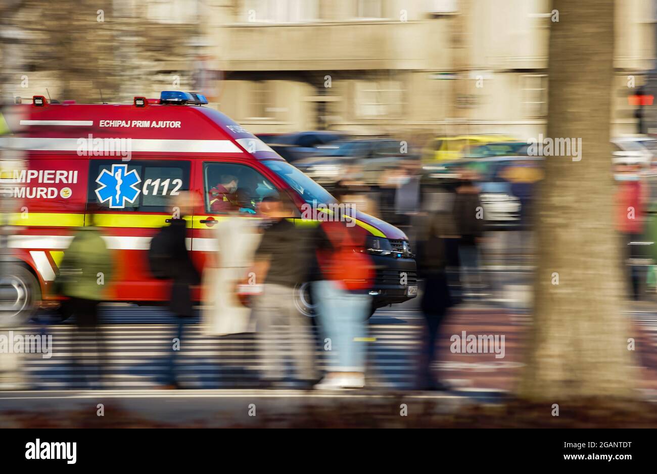 Bucarest, Romania - 01 aprile 2021: Un colpo di panico con un Servizio di emergenza per la rianimazione e l'Estrazione, breve chiamato SMURD, ambulanza in accelerazione Foto Stock