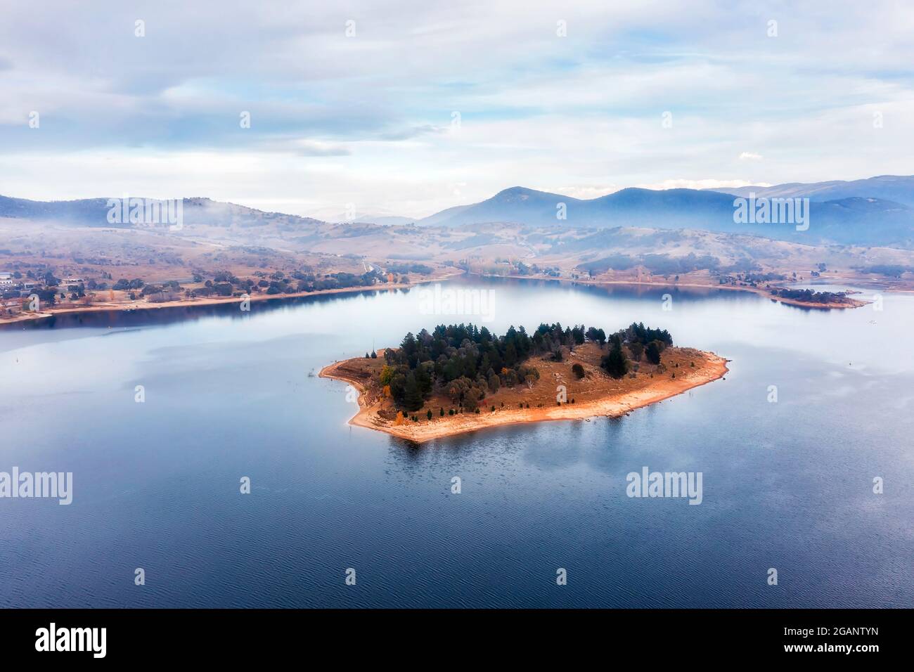 Lion Island sul Lago Jindabyne - Fiume Snowy nelle montagne Snowy dell'Australia - veduta aerea panoramica. Foto Stock