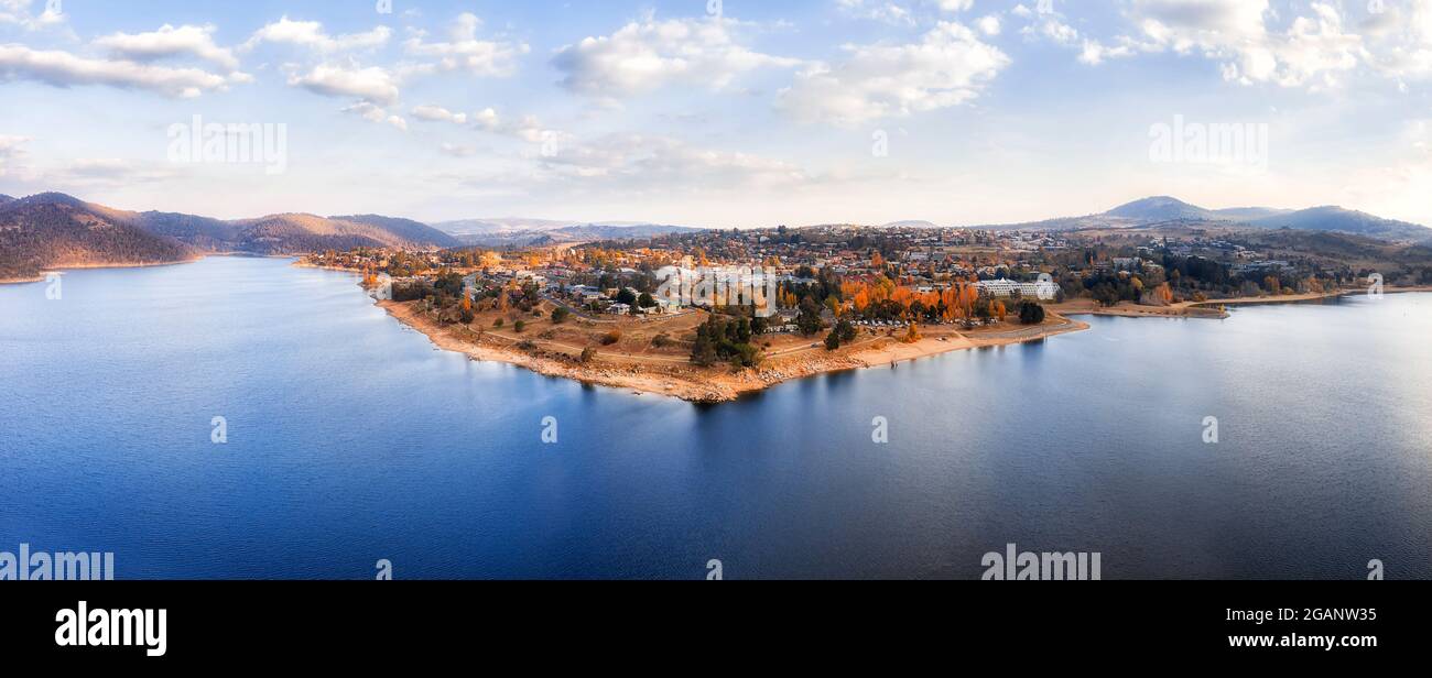 Jindabyne città lungolago in Snowy Montagne dell'Australia - panorama panoramico aereo dal lago Jindabyne sul fiume nevoso. Foto Stock