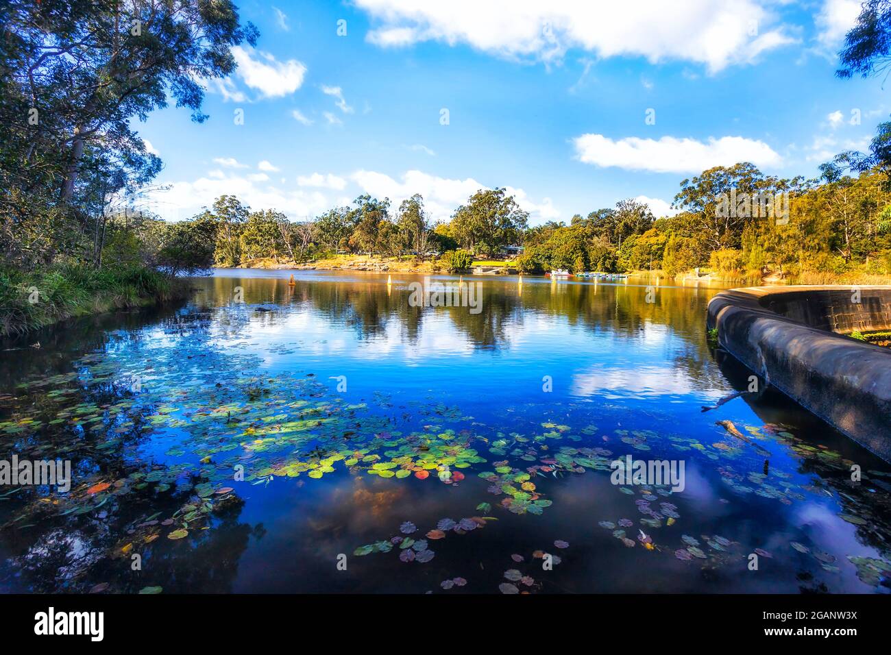 Diga sul lago Parramatta nel torrente Hunts di Parramatta, Sydney occidentale, Australia - paesaggio panoramico. Foto Stock