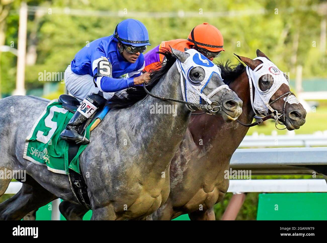Saratoga Springs, NY, Stati Uniti. 31 luglio 2021. 31 luglio 2021: Essential Quality n° 5, guidato dal fantino Luis Saez, vince il Grade 2 Jim Dandy Stakes, una gara preparatoria per i Grade 1 Travers al Saratoga Race Course di Saratoga Springs, N.Y. il 31 luglio 2021. DaN HearyEclipse SportswireCSM/Alamy Live News Foto Stock