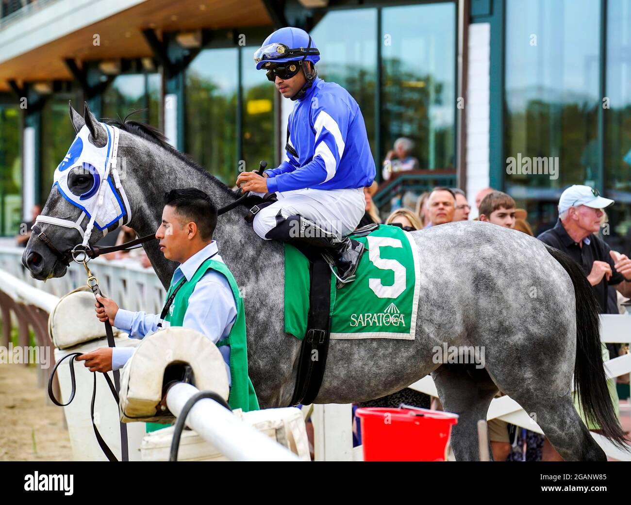 Saratoga Springs, NY, Stati Uniti. 31 luglio 2021. 31 luglio 2021: Essential Quality n° 5, guidato dal fantino Luis Saez, vince il Grade 2 Jim Dandy Stakes, una gara preparatoria per i Grade 1 Travers al Saratoga Race Course di Saratoga Springs, N.Y. il 31 luglio 2021. DaN HearyEclipse SportswireCSM/Alamy Live News Foto Stock