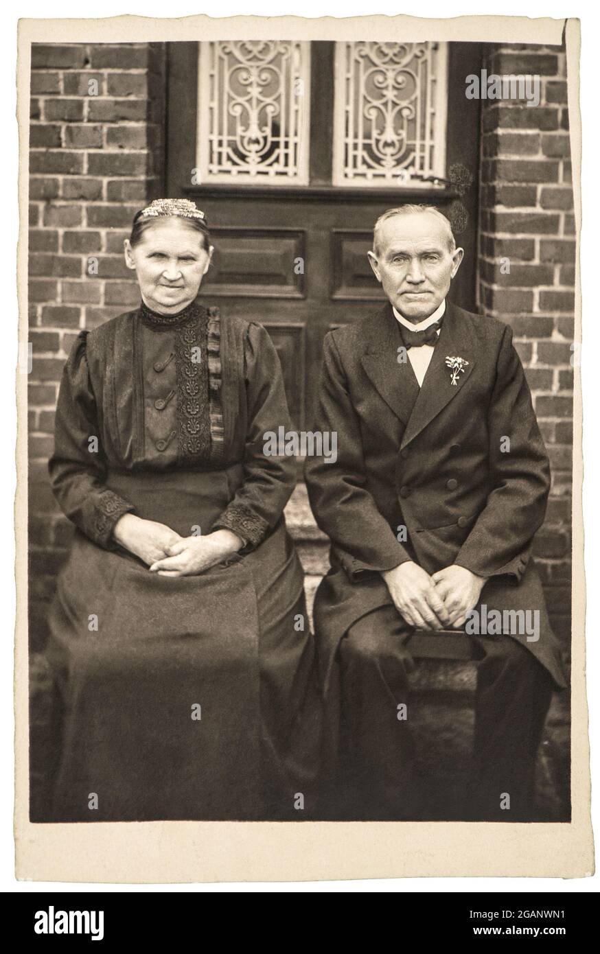 Coppia anziana che indossa abiti vintage. Ritratto di famiglia anziani. Vecchia foto da ca. 1900 Foto Stock