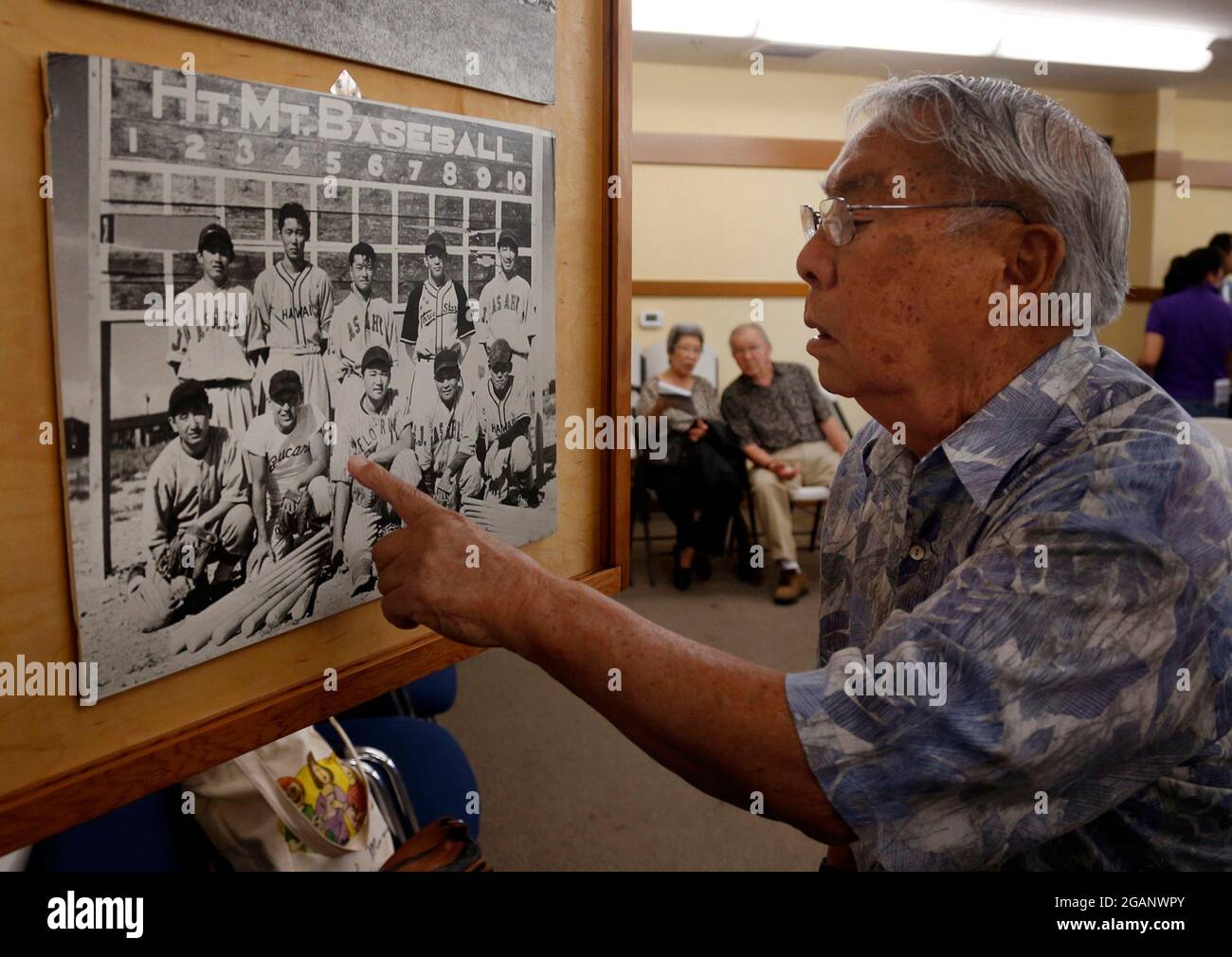 San Jose, Stati Uniti. 26 Ottobre 2014. Howard Keno Zenimura guarda una fotografia di giocatori di ballo giapponesi americani presi al cuore di montagna, WYO., campo di internamento, appeso al Museo giapponese americano di San Jose il 26 ottobre 2014, a San Jose, California (Foto di Karl Mondon/Bay Area News Group/TNS/Sipa USA) Credit: Sipa USA/Alamy Live News Foto Stock