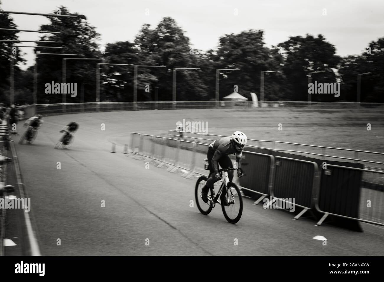 Londra, Regno Unito, 31 luglio 2021. Thundercrit serie di criterium a marcia fissa al velodromo Herne Hill, una delle piste ciclabili più antiche d'Europa. Nel weekend, i contesters partecipano a diverse gare che determinano la loro posizione complessiva. Si è avuta una pausa durante la pandemia di COVID19, ma con la recente abolizione delle restrizioni, gli eventi pubblici stanno andando con poche restrizioni. Foto Stock