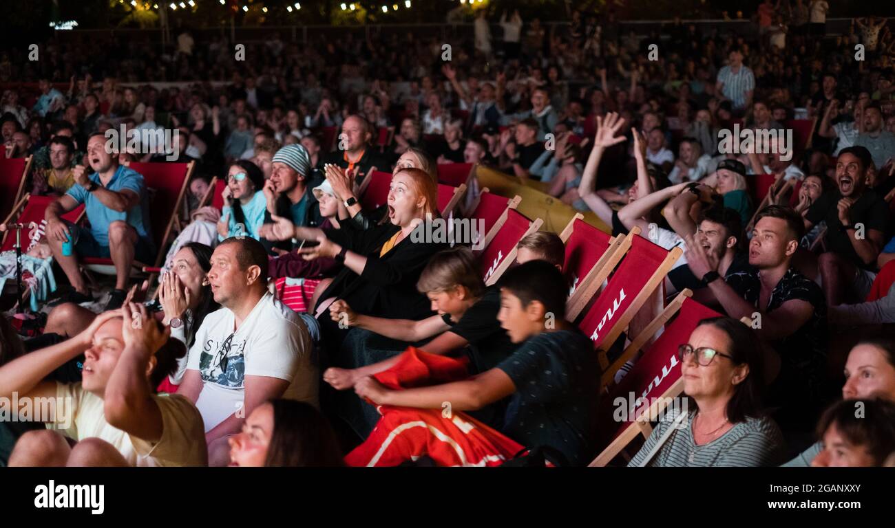 Pärnu, Estonia - 11 luglio 2021: Gran numero di tifosi si sono presi cura di guardare la finale del Campionato europeo di calcio tra Italia e Inghilterra su Pärnu Foto Stock