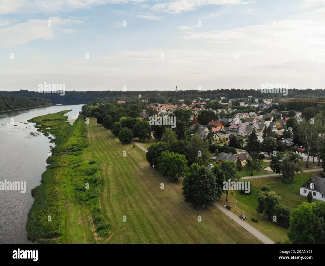 Vista aerea della città di Birstonas durante la sera in Lituania Foto Stock