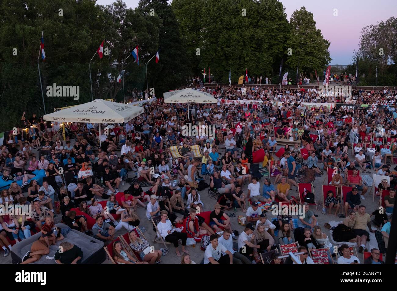 Pärnu, Estonia - 11 luglio 2021: Gran numero di tifosi si sono presi cura di guardare la finale del Campionato europeo di calcio tra Italia e Inghilterra su Pärnu Foto Stock
