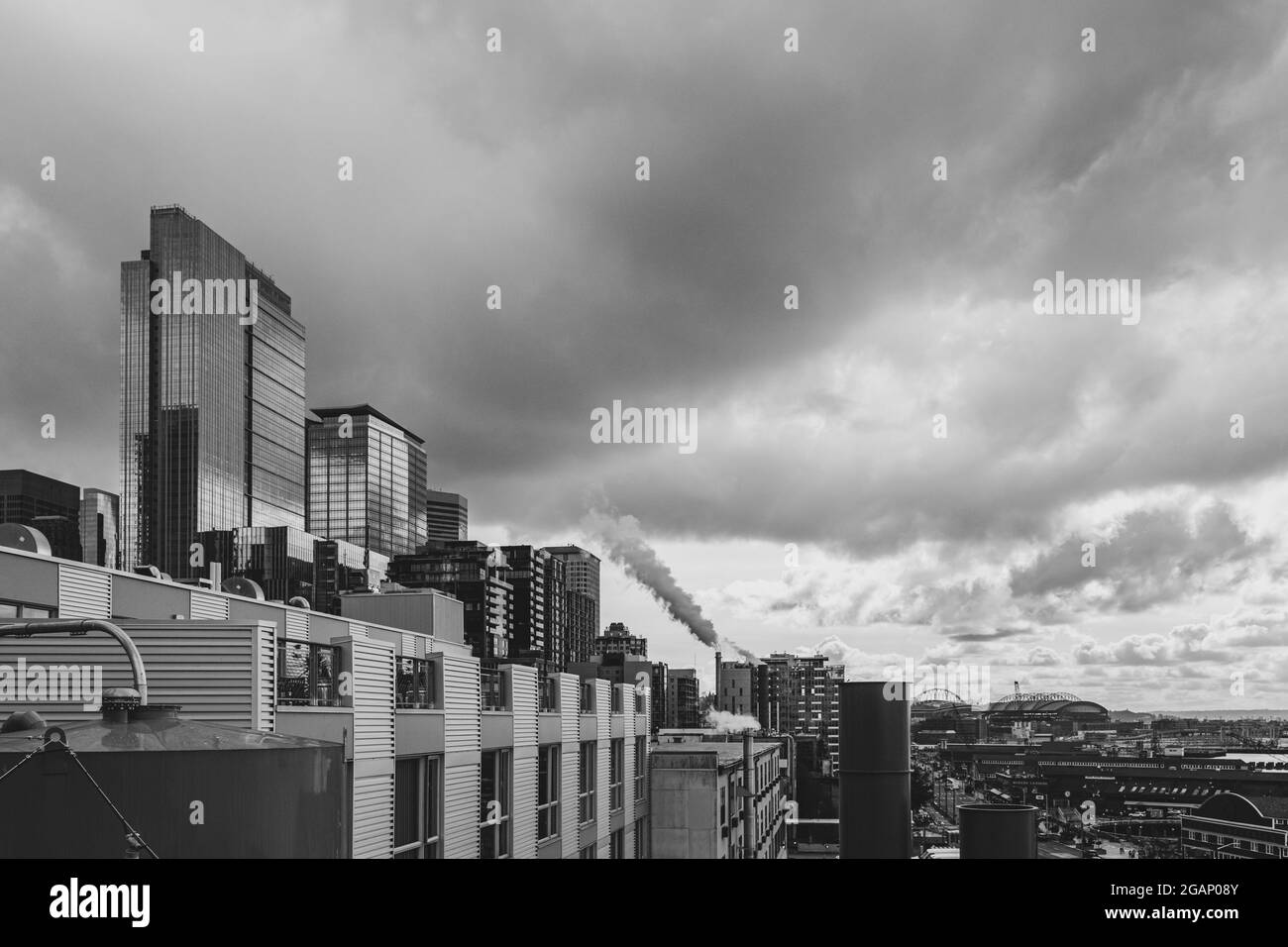 Paesaggio urbano di Seattle con nuvole scure e vapore scuro che si innalzano dallo stack di fumo Foto Stock