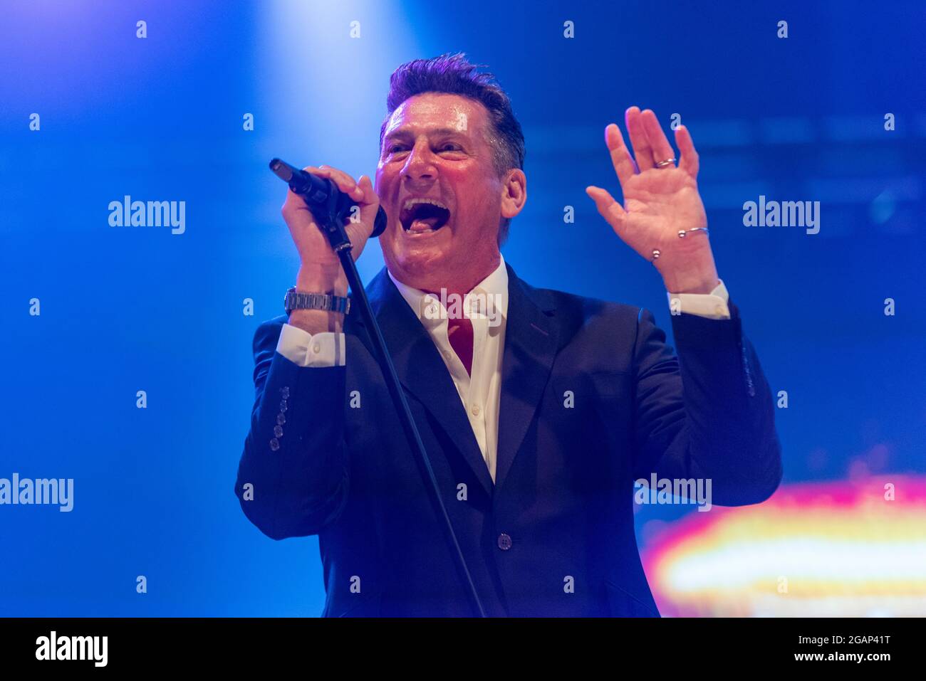 Promenade Park, Maldon, Essex, Regno Unito. 31 Luglio 2021. Dopo la revoca delle restrizioni COVID-19 del Regno Unito, i tifosi sono arrivati a godersi un grande festival musicale in un parco dell'Essex. Artisti classici del mondo del pop sono schierati per intrattenere il grande pubblico, tra cui il headliner Tony Hadley (ex-Spandau Ballet) con la sua band The Fabulous TH Band. L’intrattenimento della giornata si è svolto di fronte a circa 10,000 rivelatori Foto Stock