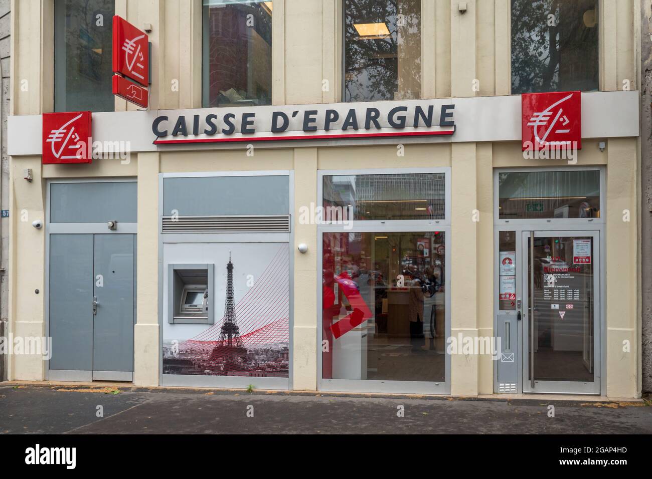 PAR, FRANCIA - 08 luglio 2021: La facciata della Caisse D'Epargne Bank a Parigi, Francia Foto Stock