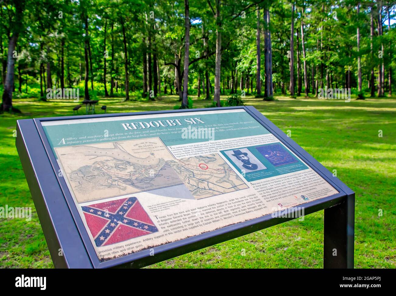 Il Redoubt Six, una posizione militare chiave durante la battaglia di Fort Blakeley della Guerra civile americana, è raffigurato nello storico Blakeley state Park. Foto Stock