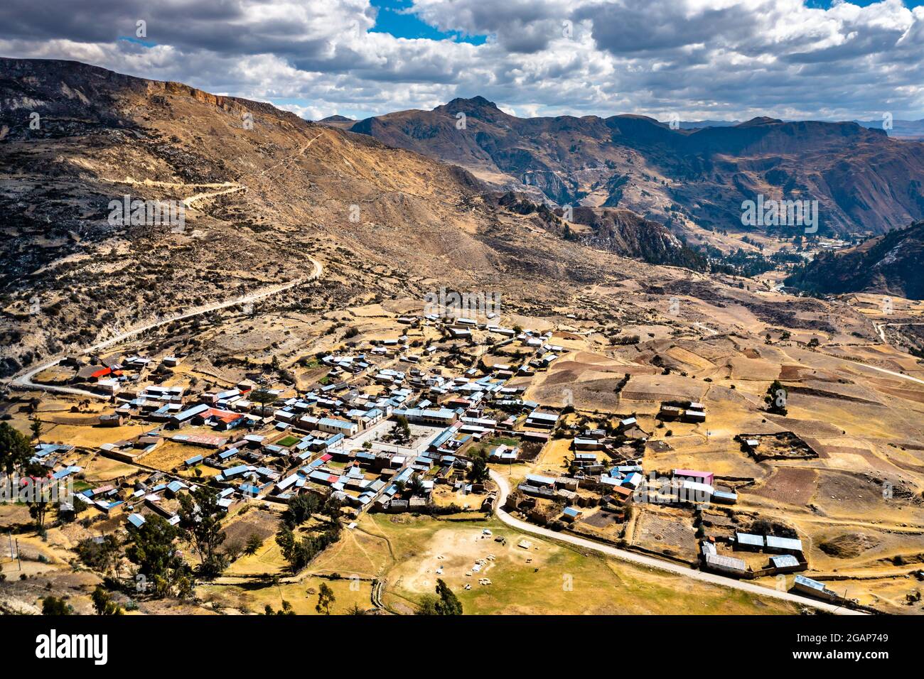 Veduta aerea di un villaggio nelle Ande peruviane Foto Stock