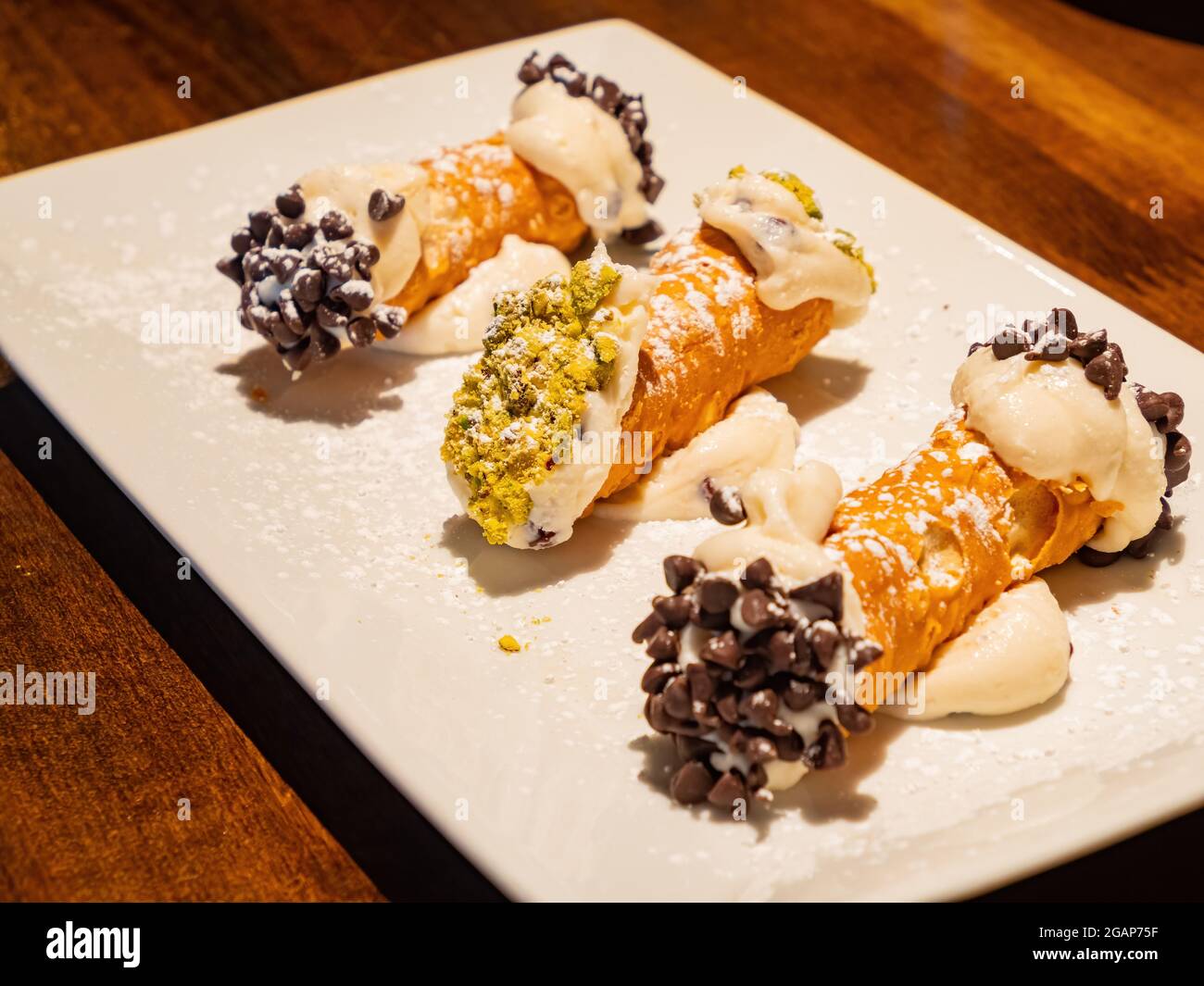 Primo piano di pistacchio e canoli al cioccolato Foto Stock