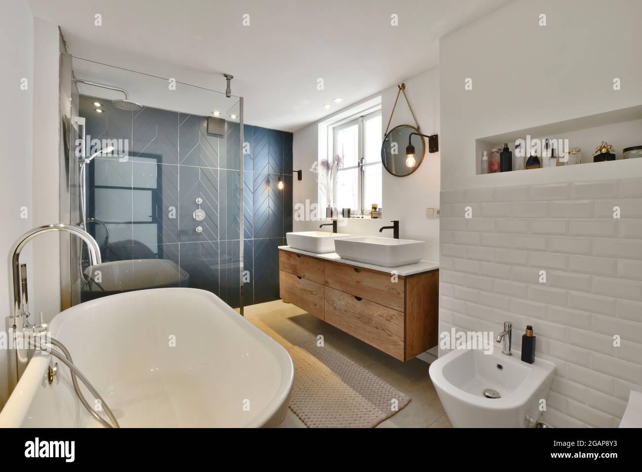 Design interno di bagno bello ed elegante Foto Stock