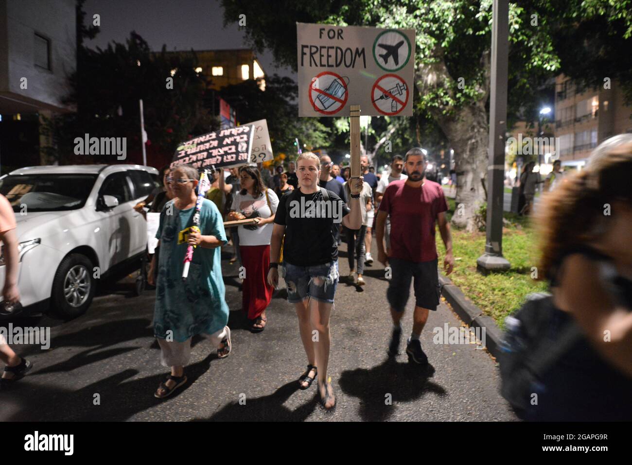 Tel Aviv, Israele. 31 luglio 2021. Dimostrazione contro le restrizioni del virus Corona, la coercizione vaccinale e il nuovo "Green Badge/Pass". Nella scorsa settimana il Ministero della Salute israeliano ha dichiarato che il paese sarebbe stato il primo a livello mondiale a somministrare una terza dose di vaccinazione di vaccini Pfizer e moderna - non ancora approvati dalla FDA. A giugno il governo aveva ampliato gli sforzi per vaccinare i giovani dai 12 anni, incoraggiando i giovani a vaccinarsi. Tel Aviv, Israele. 31 luglio 2021.( Credit: Matan Golan/Alamy Live News Foto Stock