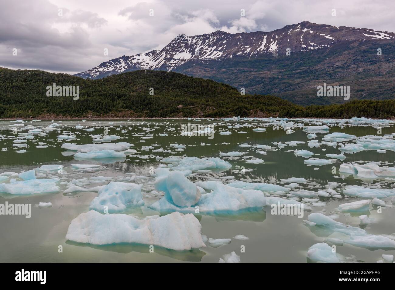Iceberg galleggia sul lago dove un tempo era il ghiacciaio Serrano, Bernardo o'Higgins parco nazionale, Patagonia, Cile. Risultato del cambiamento climatico. Foto Stock