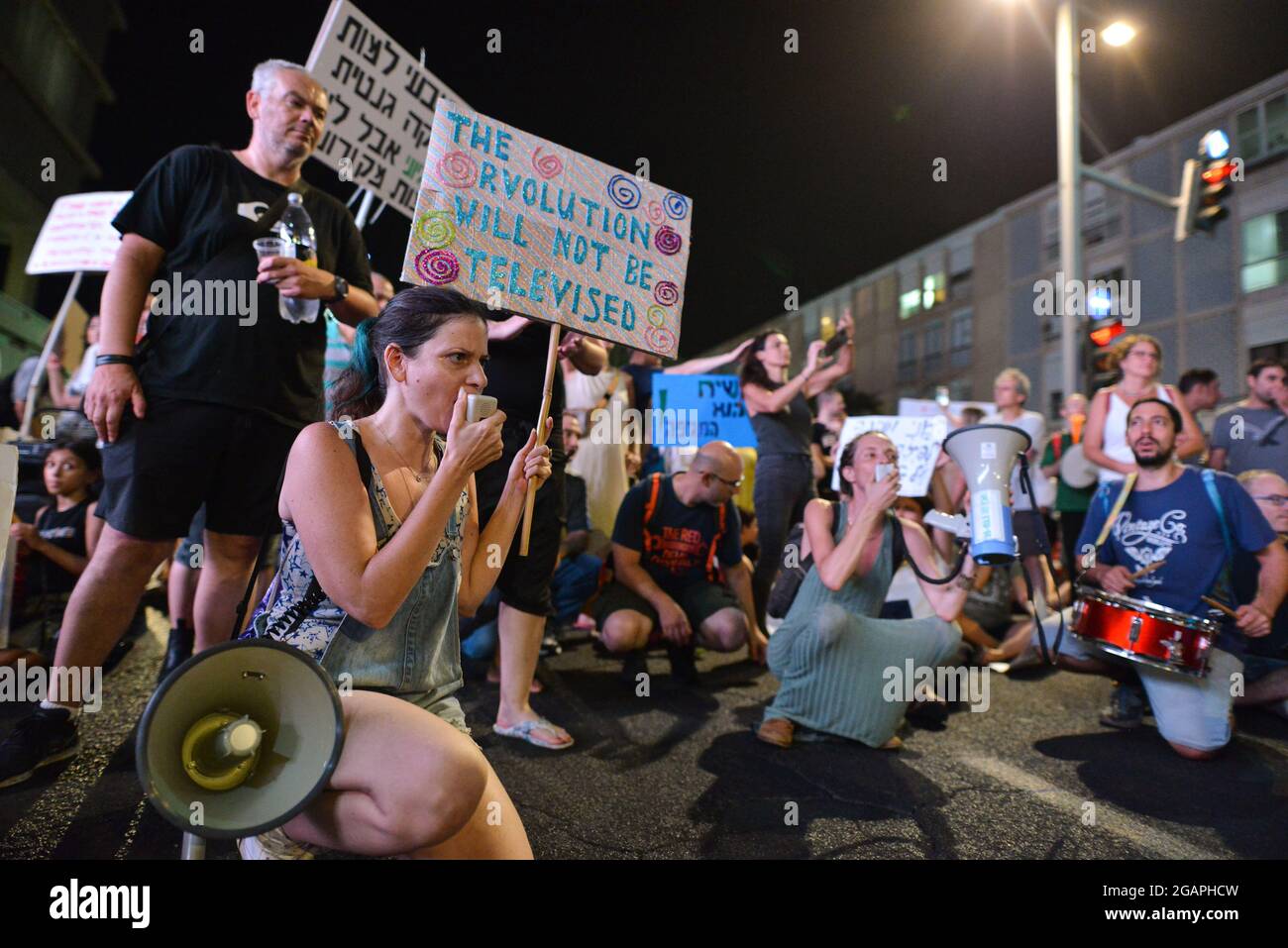 Tel Aviv, Israele. 31 luglio 2021. Dimostrazione contro le restrizioni del virus Corona, la coercizione vaccinale e il nuovo "Green Badge/Pass". Nella scorsa settimana il Ministero della Salute israeliano ha dichiarato che il paese sarebbe stato il primo a livello mondiale a somministrare una terza dose di vaccinazione di vaccini Pfizer e moderna - non ancora approvati dalla FDA. A giugno il governo aveva ampliato gli sforzi per vaccinare i giovani dai 12 anni, incoraggiando i giovani a vaccinarsi. Tel Aviv, Israele. 31 luglio 2021.( Credit: Matan Golan/Alamy Live News Foto Stock