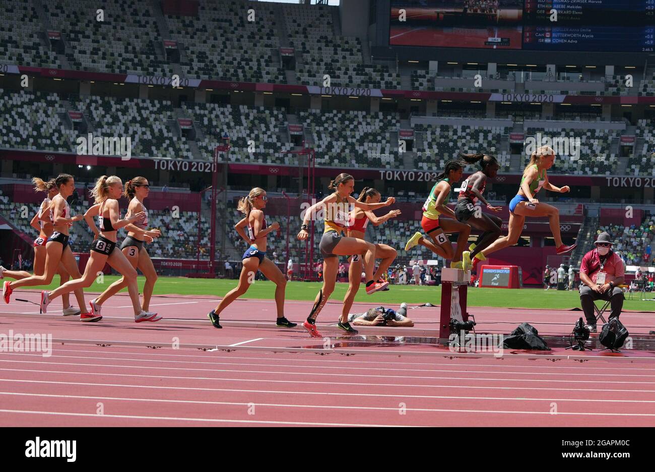 1 agosto 2021; Stadio Olimpico, Tokyo, Giappone: Tokyo 2020 Giochi olimpici estivi 9; Womens 3000 m Steeplechase Heats: MISMAS-ZRIMSEK Marusa di Slovenia in testa come calore 3 corridori sul salto in acqua Foto Stock