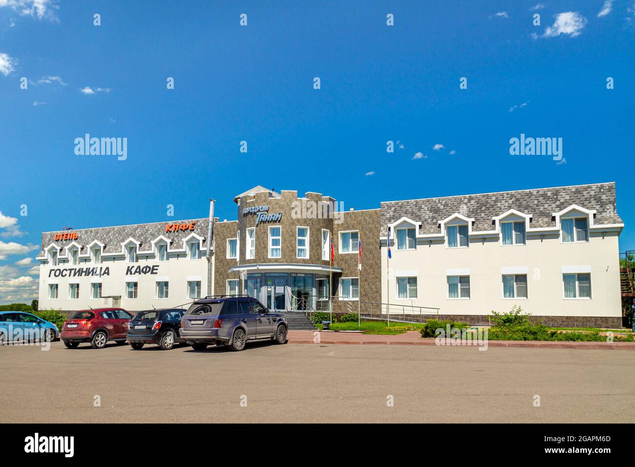 Tanay, Russia, luglio 16 2020 edificio amministrativo presso l'aeroporto di Tanai - il luogo per le gare di paracadutismo e di salto in tandem per tutti Foto Stock