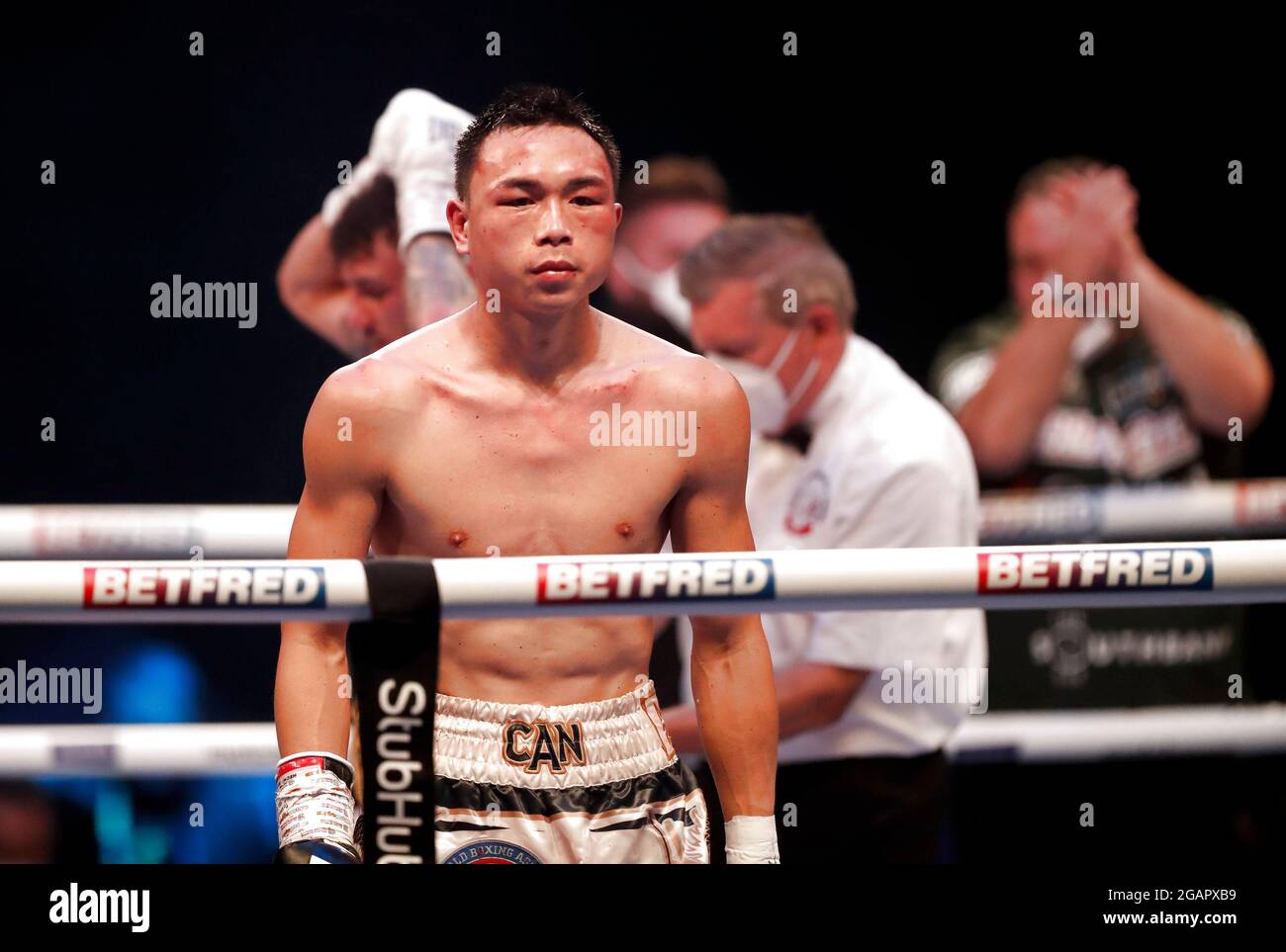 Brentwood, Regno Unito. 31 luglio 2021. Il pugile cinese Xu può reagire dopo la lotta dei pesi piume WBA contro Leigh Wood del Regno Unito a Brentwood, Regno Unito, il 31 luglio 2021. Credit: Han Yan/Xinhua/Alamy Live News Foto Stock